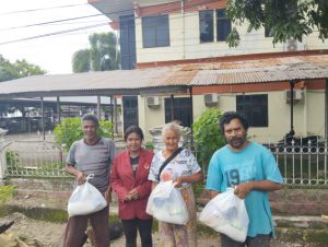 KEGIATAN BAKTI SOSIAL BERUPA PENYERAHAN SEMBAKO OLEH MAHASISWA STIKUM  AN. RENI TANENKI KEPADA MASYARAKAT KURANG MAMPU