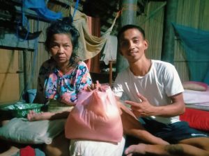 BANTU RINGANKAN EKONOMI WARGA SEKITAR, PEMUDA GEREJA EBENHAZER EIBEO LIMAGGU SALURKAN TALI KASIH
