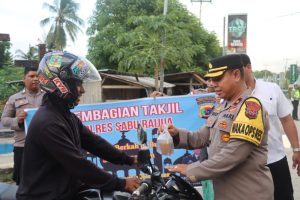 POLRES SABU RAIJUA BAGI-BAGI TAKJIL GRATIS