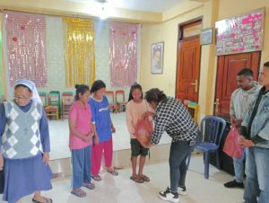 PANTI ASUHAN SUSTERAN ALMA BAJAWA TERIMA TALI ASIH DARI KETUA HMP SEKOLAH TINGGI ILMU PETERNAKAN