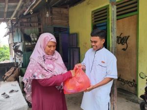 SALAH SATU AKTIFIS FMN KOTA KUPANG SALURKAN BANTUAN KEPADA KELUARGA TIDAK MAMPU SEBAGAI BENTUK RASA KEPEDULIAN TERHADAP SESAMA