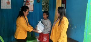 MAHASISWA TEHNIK UNDANA KUPANG PEDULI, SALURKAN BANTUAN SOSIAL KE MASYARAKAT
