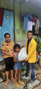 KEGIATAN BAKTI SOSIAL BERUPA PENYERAHAN SEMBAKO OLEH MAHASISWA TEKNIK UNDANA AN. RAVEL IMBIRI KEPADA MASYARAKAT KURANG MAMPU
